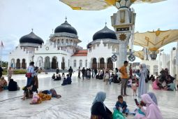 masjid-raya-baiturrahman-jadi-pilihan-wisatawan-mengisi-libur-lebaran-–-antara-news-aceh